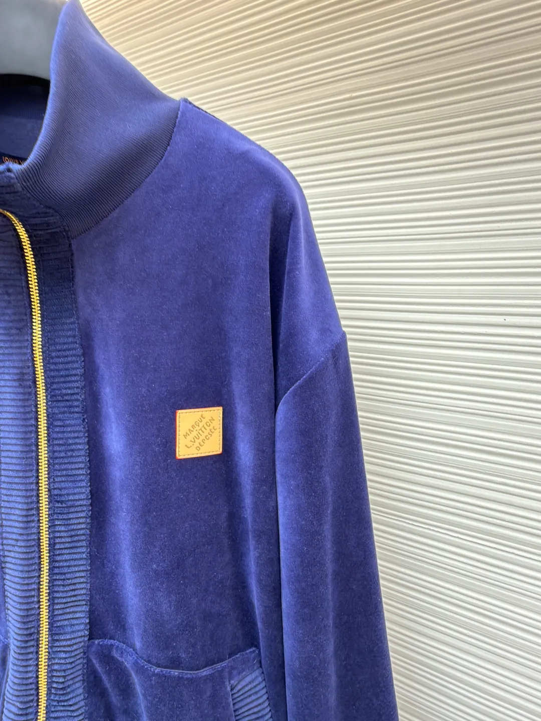 LOUIS VUITTON velvet zipper pocket ribbed long-sleeved jacket ●Original version: Purchased and developed by 20433 ●Item number: 1682205-C30 ●Fabric: velvet fabric ●Technology: knitting ●Color: navy blue ●Version: fitted version ●Weight: about 945 grams ●Size: S-M-L-XL ●Description: This navy blue velvet zipper jacket is made of high-density custom-woven velvet fabric, which has been washed and brushed. The suede is short, dense and shiny, and feels soft and skin-friendly. It is also pre-shrunk to avoid shrinkage and deformation after wearing. The neckline is a stand-up collar and is equipped with a custom-made brass zipper. The chain teeth are made with polished gold-plated washing technology, which is smooth, wear-resistant and not easy to oxidize. The sides and pockets of the body adopt accordion pleat three-dimensional splicing technology, supplemented by high-elastic rib edges of the same color, taking into account the stiffness of the fit and wearing comfort. The left chest is inlaid with a metal nameplate logo, which is made by etching and painting. The details are made of double-needle overlock sewing. The stitching is neat and precise. The overall process takes into account both texture and wearability. Each process is subject to quality control inspection to ensure the exquisite presentation of the pattern and details. The overall wiring is straight and delicate, the fabric is comfortable and soft, and the color is consistent without color difference. It can be matched with the same style to create a fashionable look and control various occasions. Customized accessories, complete with three standards, same style for men and women!